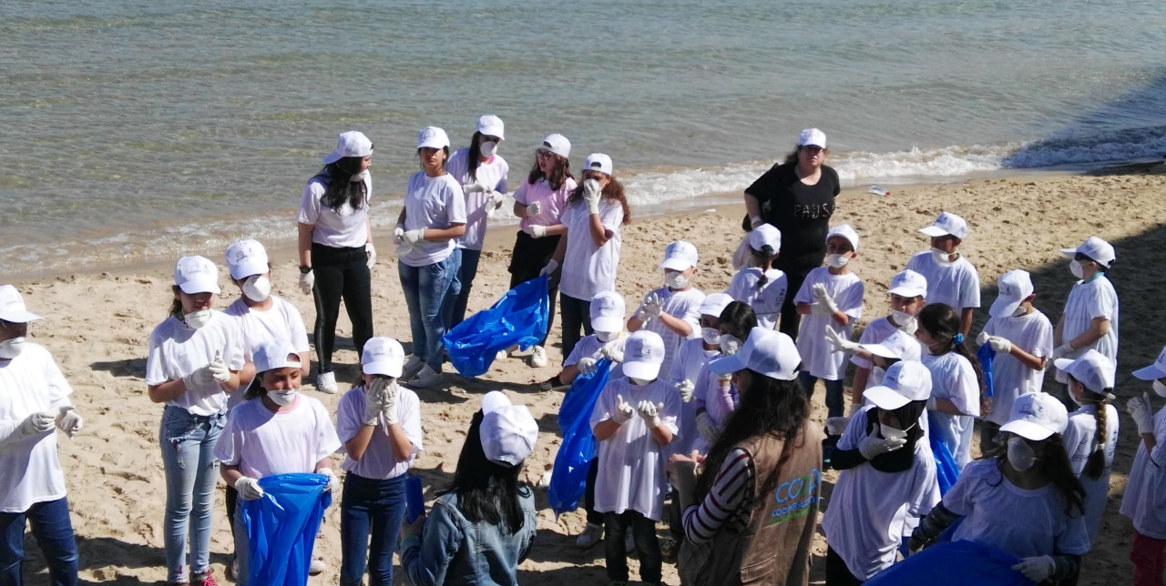 Libano: i giovani puliscono la spiaggia