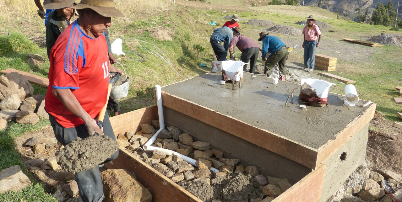 Bolivia. Baños construidos por la comunidad contra la defecación al campo abierto