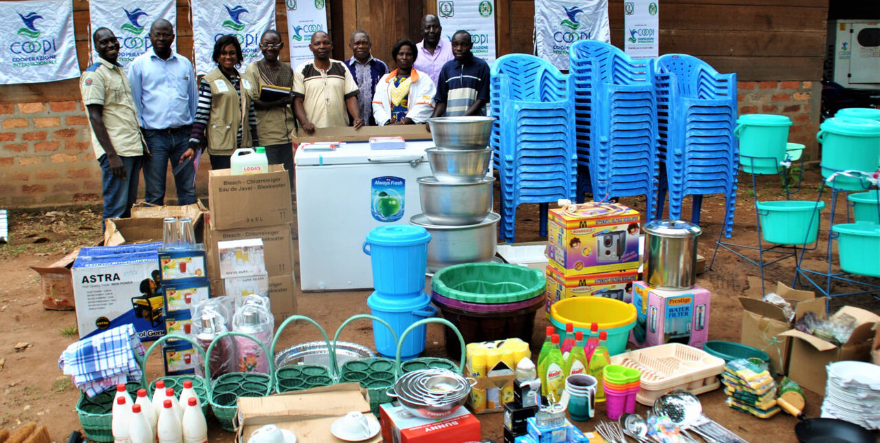 Bangui. Distribution de fournitures pour l'ouverture de la première boutique du AICS
