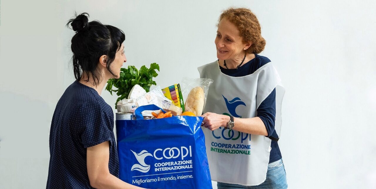 Dona cibo alle famiglie in difficoltà a Milano