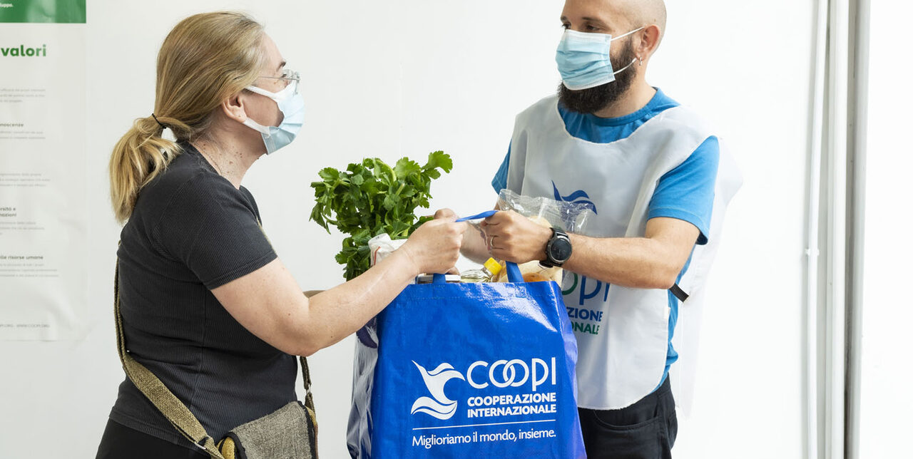 Dona una borsa di cibo per una famiglia povera