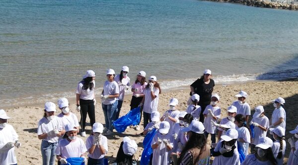 Libano: i giovani puliscono la spiaggia