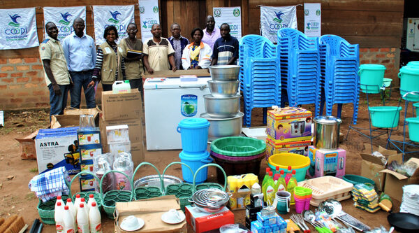 Bangui. Distribution de fournitures pour l'ouverture de la première boutique du AICS