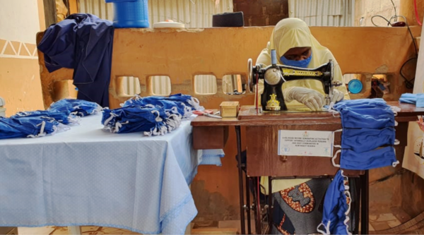 Covid-19. In Nigeria, la produzione di maschere migliora la resistenza della comunità
