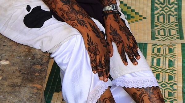 Somalia. Le donne yemenite riniziano dall'henné
