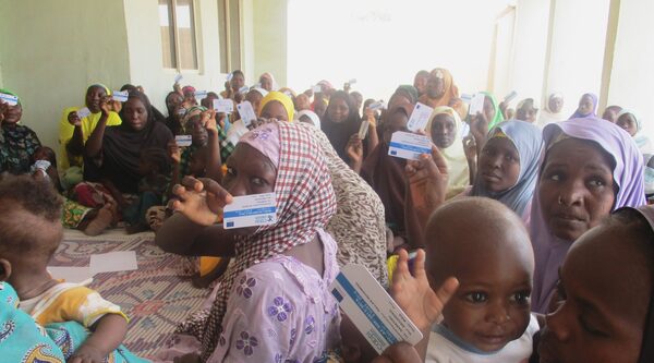 Le comunità locali accolgono i profughi in Nigeria
